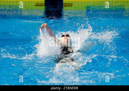 Otopeni, Romania. 8 dicembre 2023. OTOPENI, ROMANIA - 8 DICEMBRE: Lotte Hosper dei Paesi Bassi gareggia nei 100 m dorso femminile durante i campionati europei di nuoto a corto raggio 2023 l'8 dicembre 2023 a Otopeni, Romania. (Foto di Nikola Krstic/BSR Agency) credito: BSR Agency/Alamy Live News Foto Stock