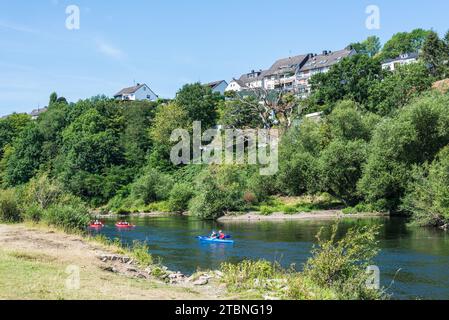 Hattingen, Germania - 24 luglio 2022: Kayak sul fiume Ruhr a Hattingen. Hattingen è una città nella parte settentrionale del distretto di Ennepe-Ruhr-Kreis Foto Stock