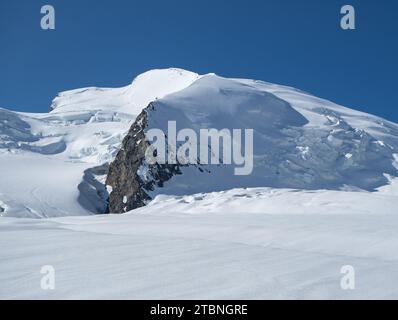 SaaS-Fee, Svizzera - 16 giugno 2023: Vista della vetta dello Strahlhorn su ampi paesaggi glaciali. Foto Stock