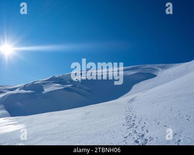 SaaS-Fee, Svizzera - 16 giugno 2023: Foodprints nella neve che porta verso la vetta dello Strahlhorn Foto Stock