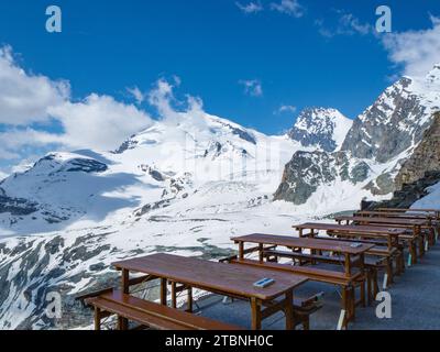SaaS-Fee, Svizzera - 16 giugno 2023: Vista dalla terrazza della Britanniahuette verso ampi ghiacciai e vette Foto Stock