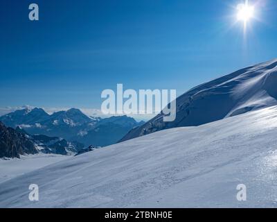 SaaS-Fee, Svizzera - 16 giugno 2023: Paesaggio del ghiacciaio al sole del mattino vicino alla vetta dello Strahlhorn. Foto Stock