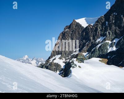SaaS-Fee, Svizzera - 16 giugno 2023: Passo Adlerpasso e la parete meridionale di Rimpfischhorn nelle Alpi svizzere Foto Stock