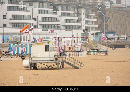 Folkestone, Kent, regno unito 1 agosto 2023 RNLI Life Guard Post sulla spiaggia. Foto Stock