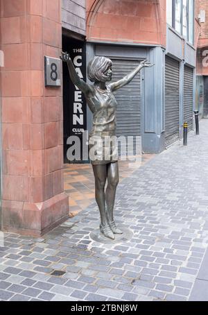 Liverpool, regno unito, 16 maggio 2023 Statua di Cilla Black fuori dal Cavern Club in Mathew Street a Liverpool Foto Stock