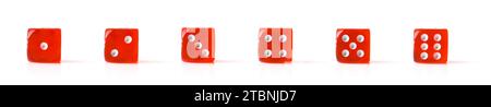 Set di dadi da gioco rossi per tutti i lati da uno a sei isolati su un tavolo riflettente bianco. Vista frontale. Foto Stock