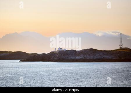 Tramonto alle isole Lofoten, la nave da crociera fotografica Hurtigruta Foto Stock