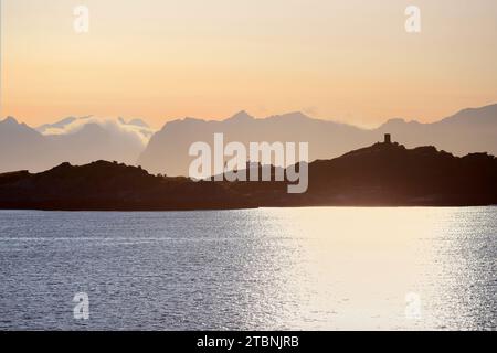 Tramonto alle isole Lofoten, foto scattate sulla nave da crociera Hurtigruta Foto Stock