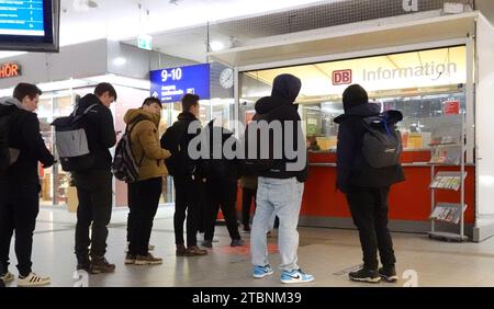 Erfurt, Germania. 8 dicembre 2023. I passeggeri aspettano di fronte al banco informazioni della Deutsche Bahn alla stazione centrale di Erfurt. L'Unione tedesca dei macchinisti (GDL) aveva chiesto un altro sciopero di allarme di 24 ore alla Deutsche Bahn AG. Credito: Martin Schutt/dpa/Alamy Live News Foto Stock