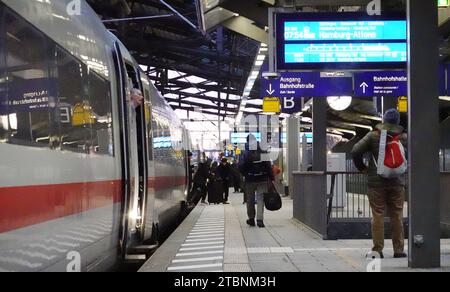 Erfurt, Germania. 8 dicembre 2023. Solo pochi passeggeri sono in piedi su un binario della stazione centrale di Erfurt. L'Unione tedesca dei macchinisti (GDL) aveva chiesto un altro sciopero di allarme di 24 ore alla Deutsche Bahn AG. Credito: Martin Schutt/dpa/Alamy Live News Foto Stock