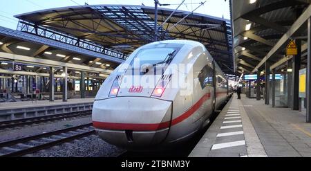 Erfurt, Germania. 8 dicembre 2023. Solo pochi passeggeri sono in piedi su un binario della stazione centrale di Erfurt. L'Unione tedesca dei macchinisti (GDL) aveva chiesto un altro sciopero di allarme di 24 ore alla Deutsche Bahn AG. Credito: Martin Schutt/dpa/Alamy Live News Foto Stock