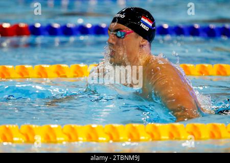 Otopeni, Romania. 8 dicembre 2023. OTOPENI, ROMANIA - 8 DICEMBRE: Caspar Corbeau dei Paesi Bassi gareggia nei 200 m breaststroke maschile durante i campionati europei di nuoto a corto raggio 2023 l'8 dicembre 2023 a Otopeni, Romania. (Foto di Nikola Krstic/BSR Agency) credito: BSR Agency/Alamy Live News Foto Stock