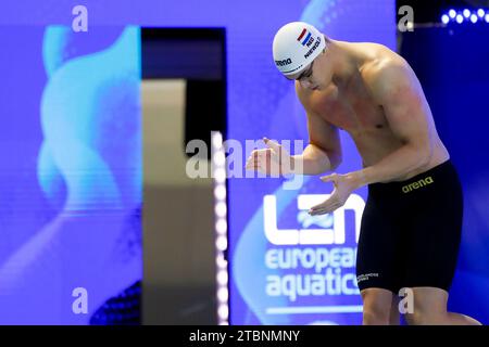 Otopeni, Romania. 8 dicembre 2023. OTOPENI, ROMANIA - 8 DICEMBRE: Sean Niewold dei Paesi Bassi prima di gareggiare nella farfalla maschile 50m durante i Campionati europei di nuoto a corto raggio 2023 l'8 dicembre 2023 a Otopeni, Romania. (Foto di Nikola Krstic/BSR Agency) credito: BSR Agency/Alamy Live News Foto Stock