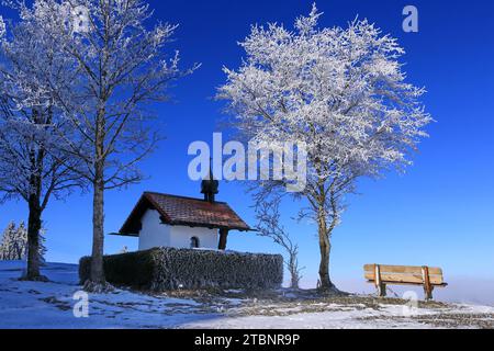 Piccola cappella in una fredda giornata invernale Foto Stock