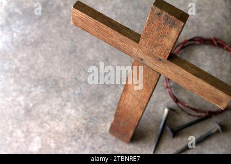 Croce di legno, corona di spine e chiodi. Concetto di passione di Gesù Cristo Foto Stock