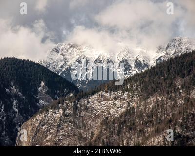 Montagne coperte di neve in inverno Foto Stock