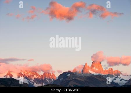 Nuvole che si spostano sul monte Fitzroy all'alba nel Parco Nazionale Los Glaciares, Chalten, Argentina. Foto Stock