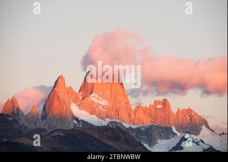 Nuvole che si spostano sul monte Fitzroy all'alba nel Parco Nazionale Los Glaciares, Chalten, Argentina. Foto Stock