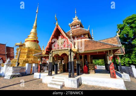 Lampang, Thailandia - 3 dicembre 2023: Wat Pongsanuk Nua (scritto anche Pong Sanuk o Pong Sanook), un tempio di 500 anni con edifici in un mix di edifici Foto Stock