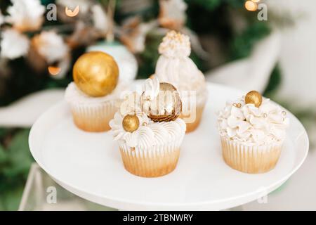 Deliziose torte bianche e dorate natalizie invernali Foto Stock