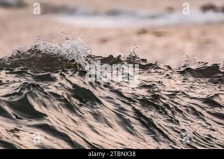 Onde che si infrangono sulla spiaggia di Villajoyosa Foto Stock