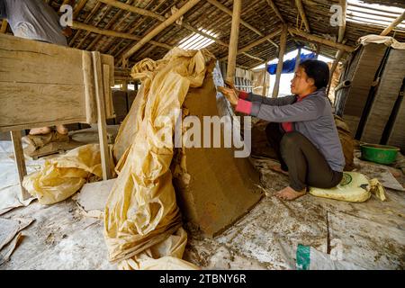 Le piastrelle sono fatte a mano a Bac Son in Vietnam Foto Stock