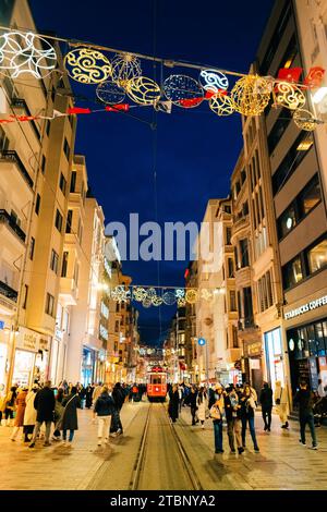 Storico tram retrò rosso su via Istiklal a Istanbul Foto Stock