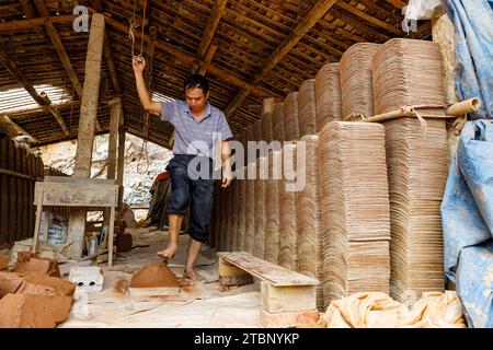 Le piastrelle sono fatte a mano a Bac Son in Vietnam Foto Stock