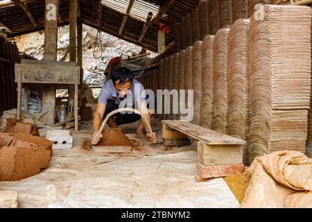 Le piastrelle sono fatte a mano a Bac Son in Vietnam Foto Stock