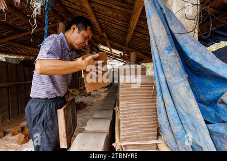 Le piastrelle sono fatte a mano a Bac Son in Vietnam Foto Stock