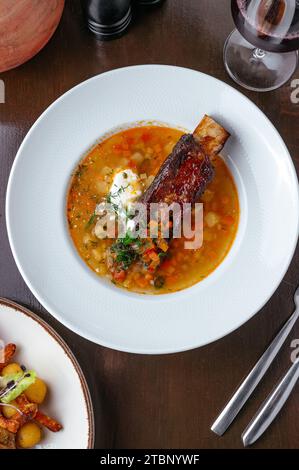 zuppa di verdure con costolette di manzo in un piatto Foto Stock