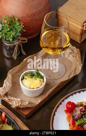 antipasto di carne con un bicchiere di vino sul tavolo Foto Stock