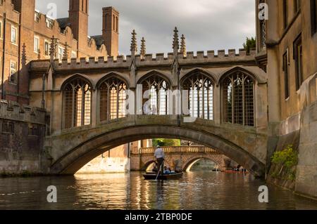 Il Ponte dei Sospiri che attraversa il fiume Cam nella città universitaria di Cambridge, Cambridgeshire, Inghilterra. Autunno (settembre) 2023. Foto Stock
