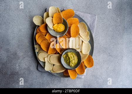 Gustose patatine fritte con salse Foto Stock