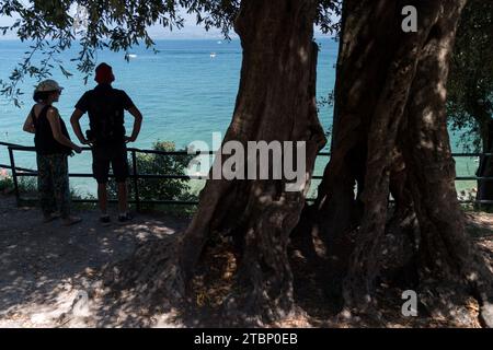 Passeggiata delle Muse e Spiaggia del prete sul Lago di Garda (Lago di Garda) a Sirmione, provincia di Brescia, Lombardia, Italia © Wojciech Foto Stock