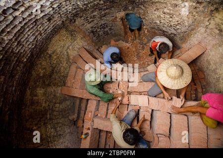 Le piastrelle sono fatte a mano a Bac Son in Vietnam Foto Stock