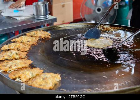 Ostrica fritta con uovo in padella al mercato di strada Foto Stock