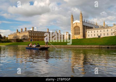 Punting sul fiume Cam nella città universitaria di Cambridge, Cambridgeshire, Inghilterra. Autunno (settembre) 2023. Foto Stock