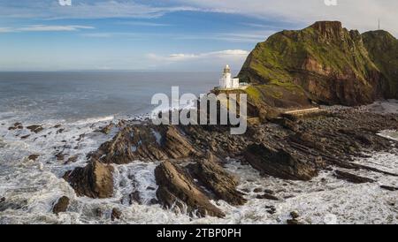 Il faro di Hartland Point, sulla spettacolare costa nord del Devon, in Inghilterra. Inverno (dicembre) 2020. Foto Stock