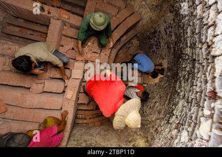 Le piastrelle sono fatte a mano a Bac Son in Vietnam Foto Stock