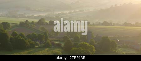 Chiesa di St. Swithun e campagna circostante all'alba, Shobrooke, Mid Devon, Inghilterra. Primavera (maggio) 2023. Foto Stock