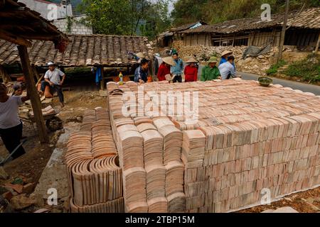 Le piastrelle sono fatte a mano a Bac Son in Vietnam Foto Stock