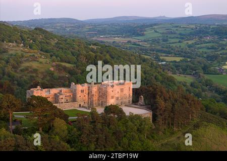 Castle Drogo in una soleggiata serata primaverile, Dartmoor, Devon, Inghilterra. Primavera (maggio) 2023. Foto Stock