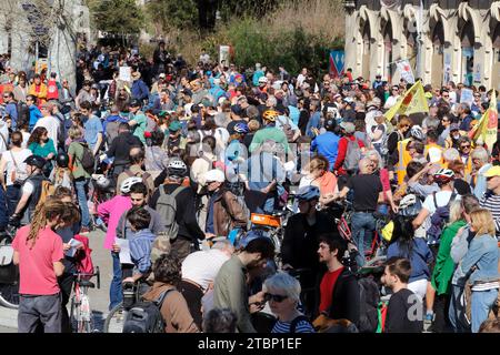 Camminatori e ciclisti sfilano insieme per il 5 marzo per il clima o la 'marcia del secolo' a Montpellier. Occitanie, Francia Foto Stock