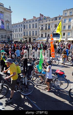 Camminatori e ciclisti sfilano insieme per il 5 marzo per il clima o la 'marcia del secolo' a Montpellier. Occitanie, Francia Foto Stock