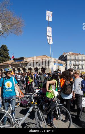 Camminatori e ciclisti sfilano insieme per il 5 marzo per il clima o la 'marcia del secolo' a Montpellier. Occitanie, Francia Foto Stock