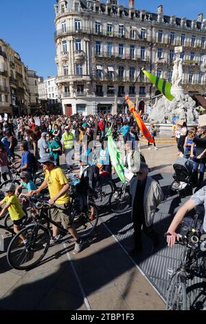 Camminatori e ciclisti sfilano insieme per il 5 marzo per il clima o la 'marcia del secolo' a Montpellier. Occitanie, Francia Foto Stock