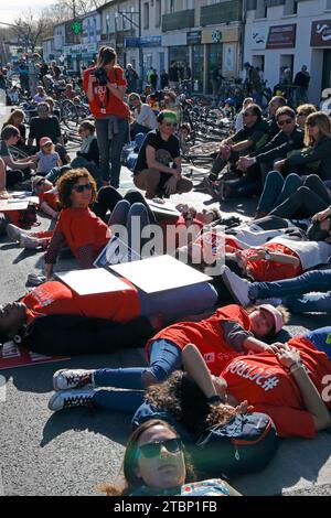 Camminatori e ciclisti sfilano insieme per il 5 marzo per il clima o la 'marcia del secolo' a Montpellier. Occitanie, Francia Foto Stock