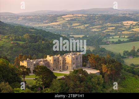 Vista aerea del castello di Drogo all'alba di una mattina d'estate, il parco nazionale di Dartmoor, Devon, Inghilterra. Primavera (giugno) 2023. Foto Stock