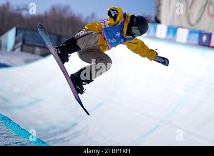 Zhangjiakou, provincia cinese di Hebei. 8 dicembre 2023. Il CAI Xuetong della Cina gareggia durante la finale della Halfpipe femminile alla FIS Snowboard World Cup a Zhangjiakou, nella provincia di Hebei nel nord della Cina, 8 dicembre 2023. Crediti: Yang Shiyao/Xinhua/Alamy Live News Foto Stock